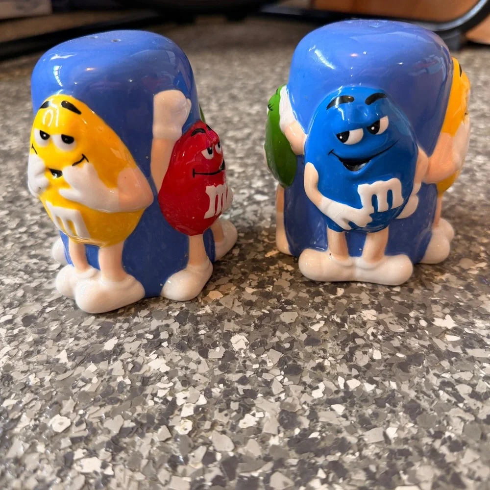 M&M's Mars Ceramic Salt and Pepper Shaker Set Blue Red Yellow Green Characters